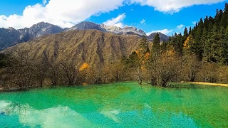 中国四川美丽的自然钙化池黄龙山视频素材模板下载