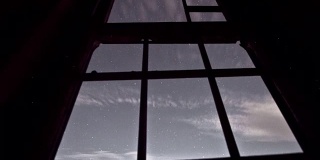 夜空伴着星星透过窗户时光流逝
