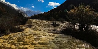 中国四川美丽的自然钙化池黄龙山