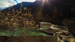 中国四川美丽的自然钙化池黄龙山视频素材模板下载
