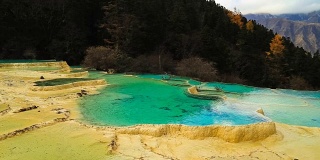 中国四川美丽的自然钙化池黄龙山