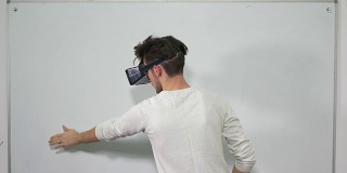 学生戴上虚拟现实眼镜，使用交互式白板进入虚拟现实世界