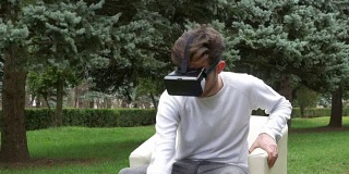 学生透过虚拟现实眼镜上的镜头观看3d多媒体内容