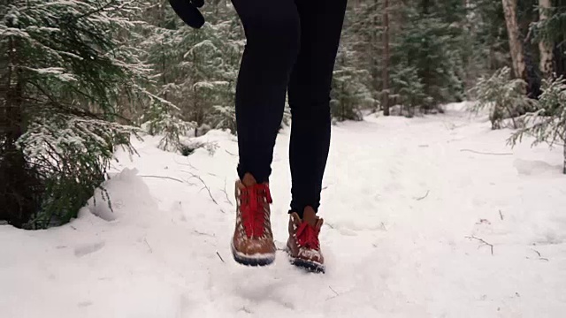 雪地里的雪地靴