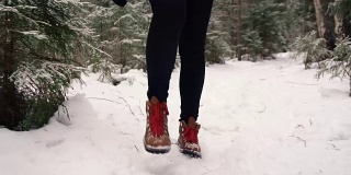雪地里的雪地靴
