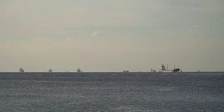 货船在海上抛锚停泊。菲律宾,马尼拉