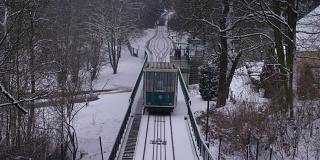 布拉格佩林缆车从佩林山站下，捷克共和国。慢motiom冬天