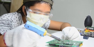 技术员正在焊接电子印刷电路板