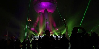 夜游上海东方明珠塔的一群人