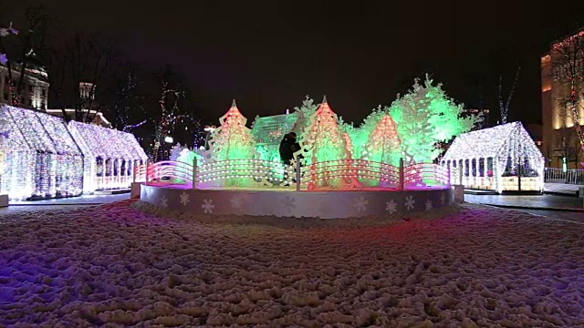 莫斯科圣诞夜——普希金广场上的音乐森林(节日“圣诞之旅”)，俄罗斯