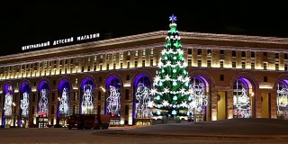圣诞节(新年假期)中央儿童商店卢比扬卡(俄语题词)在晚上的照明，莫斯科，俄罗斯