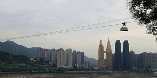 两辆缆车穿越长江，中国重庆