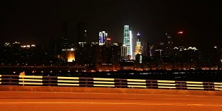夜晚，长江边的交通和重庆的天际线
