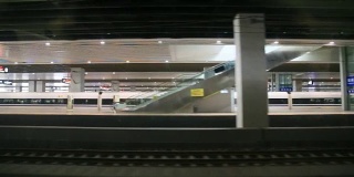 高速列车从郑州火车站出发