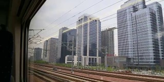 从高铁窗口望着郑州的摩天大楼