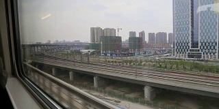 从高铁窗口望着郑州的摩天大楼