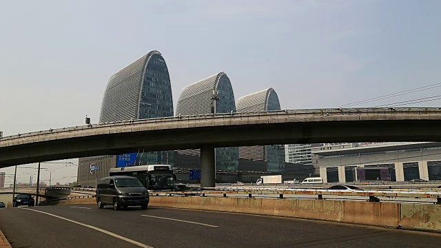 高架桥交通在北京高铁站前