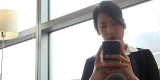 快乐的亚洲女孩韩国女商人女商人有手机