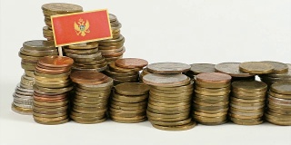 黑山国旗上有一堆硬币