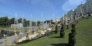 彼得霍夫公园著名的大瀑布，展示中央瀑布喷泉，许多黄金雕塑