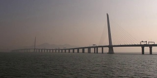 车辆通过深圳湾大桥，在深圳，广东省，中华人民共和国