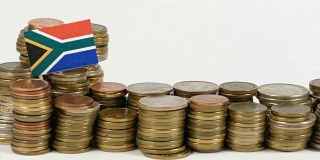 南非国旗和一叠硬币