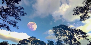云随月亮流逝