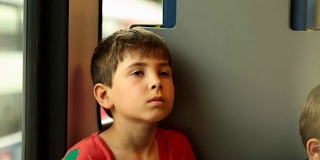 小男孩们乘火车旅行。孩子们坐火车旅行。孩子们在火车上看镜头