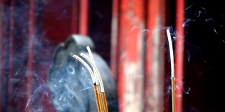 慢镜头-在越南河内的玉山寺烧香