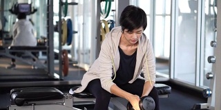 运动酷亚洲女子训练哑铃举在健身房