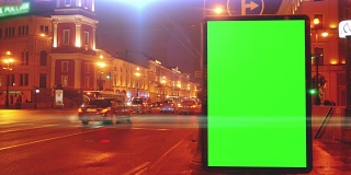 一个有绿色屏幕的广告牌