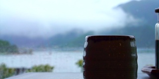 在富士山湖前喝日本热茶放松。慢生活，与自然相通禅意