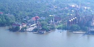 泰国的老工业船在早晨的船河上游弋。鸟瞰图