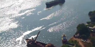 泰国的老工业船在早晨的船河上游弋。鸟瞰图