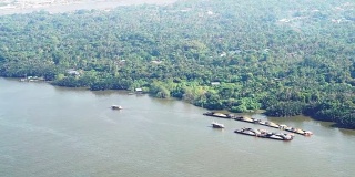泰国主要河流的运沙船