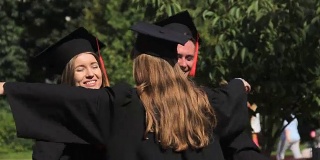 毕业典礼上，兴高采烈的学生们互相祝贺，互相拥抱