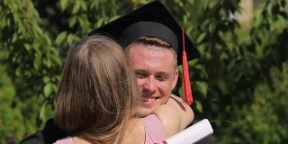 女子祝贺毕业男友并拥抱他，快乐的时刻