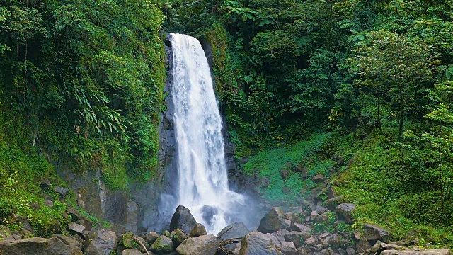 多米尼加的特拉法加瀑布，慢镜头