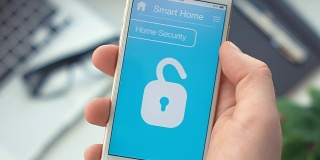 在智能手机上的智能家居应用程序上打开家居安全