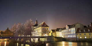 夜晚，星星的时间在班贝格老市政厅上空流逝