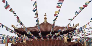 佛寺和彩带