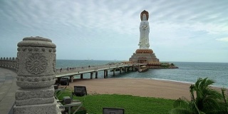 从海边看到一尊佛像