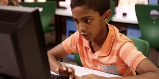 学生在教室里使用个人电脑学习