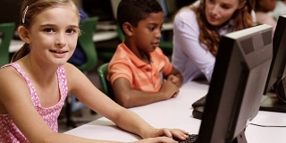 女学生在教室里使用个人电脑学习