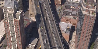 图片:繁忙的高速公路周围是纽约的公寓大楼