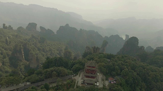 天门山上的天门山庙