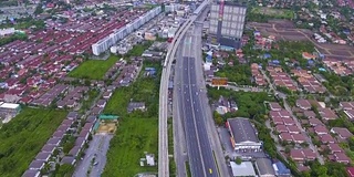 空中火车和交通大桥横跨河流