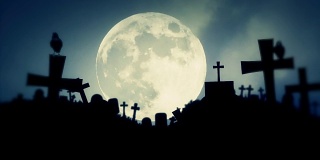 幽灵墓地与乌鸦站在坟墓上满月的背景