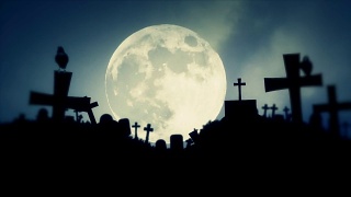 幽灵墓地与乌鸦站在坟墓上满月的背景视频素材模板下载