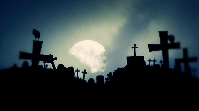 令人毛骨悚然的墓地与满月和乌鸦在万圣节的精神